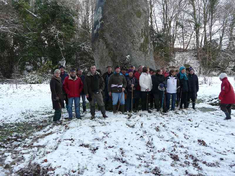 notre groupe au menhir de Pergat sous la neige 
