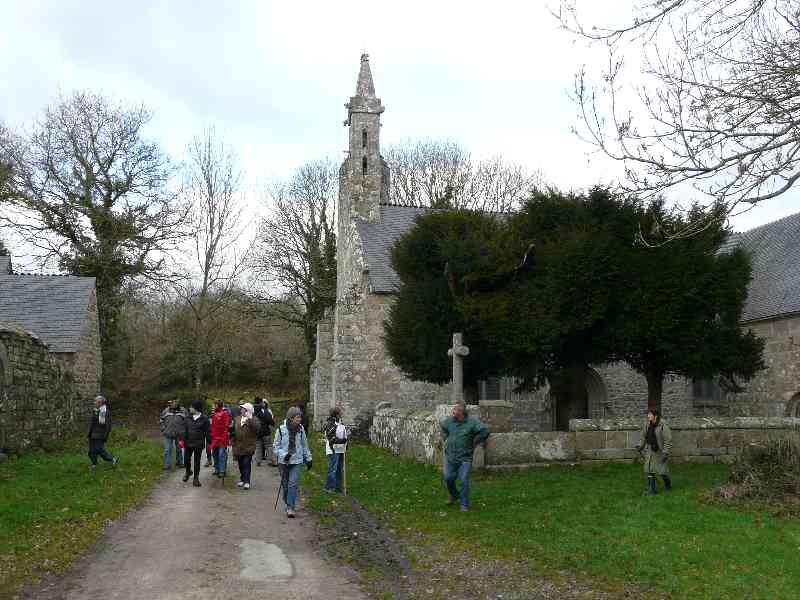 chapelle St gildas et une partie des randonneurs des 2 menes 
