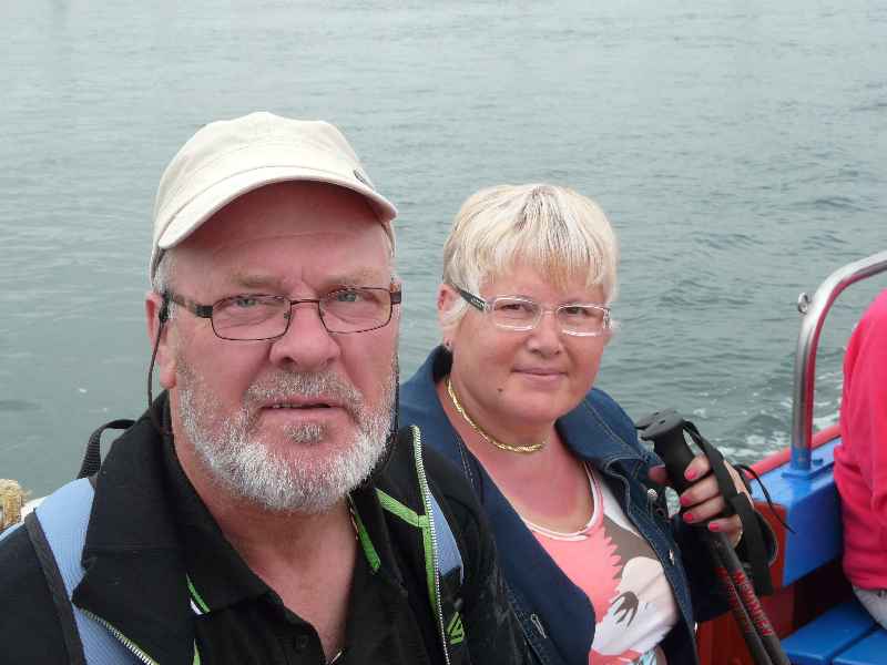 Un couple de randonneurs des deux menes a bord du bac pour l’Ile TUDY 29
