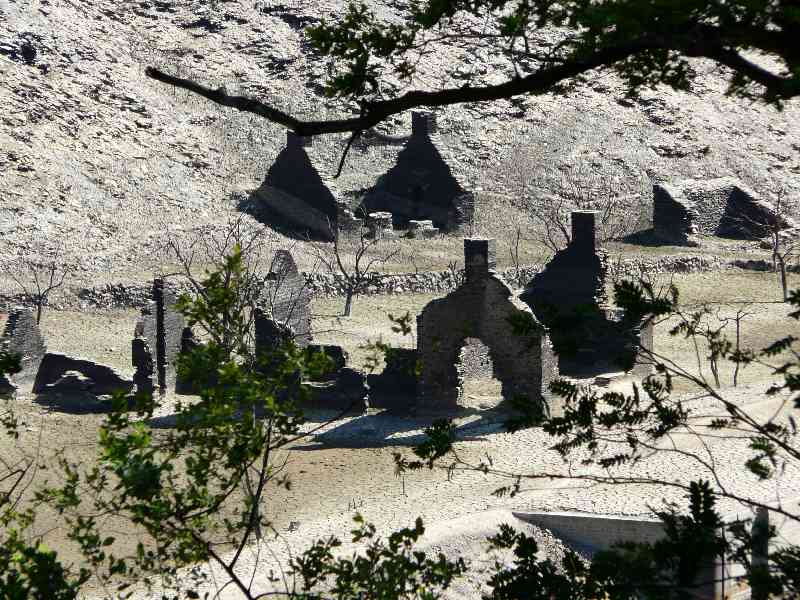 Ruines de l’ancienne localit au lac de Guerldan
