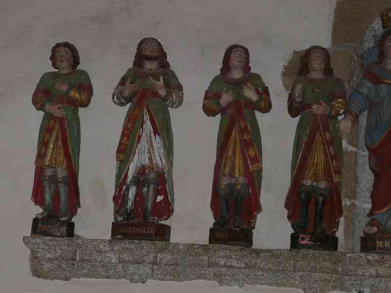 Figurines  à la Chapelle (Vieux Marché -Cotes d’Armor -22 )
