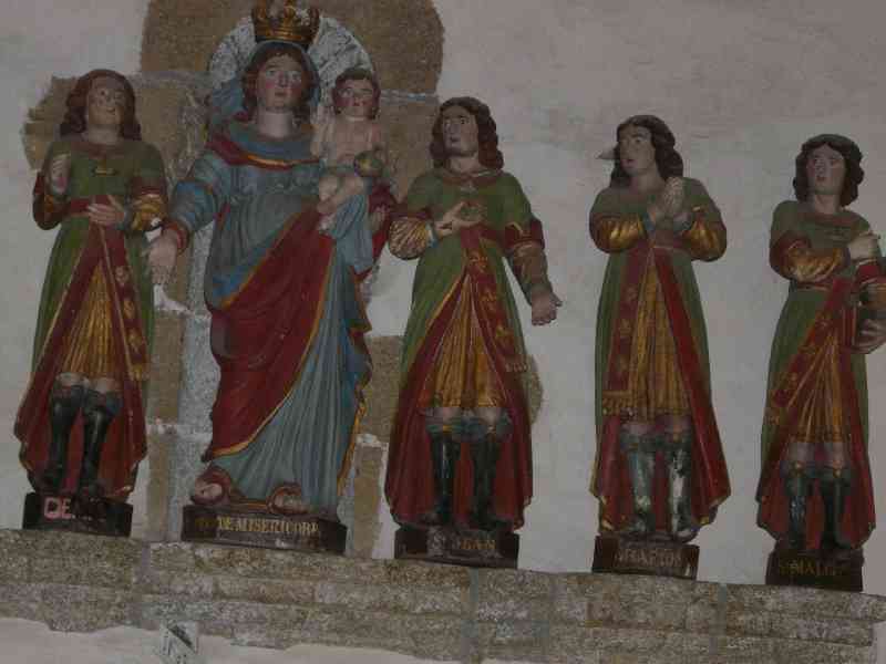 Figurines à la chapelle (Vieux Marché -Cotes d’Armor- 22 )
