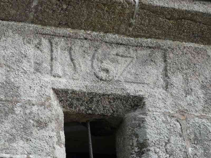 inscription facade chapelle St Gildas ,celle-ci date du XV siecle 
