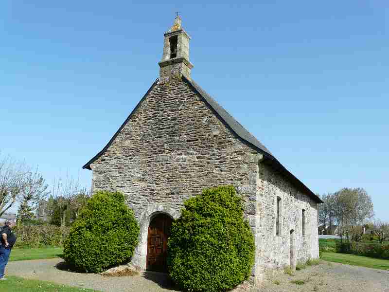 le porche de la chapelle st Antoine a la Roche Derrien
