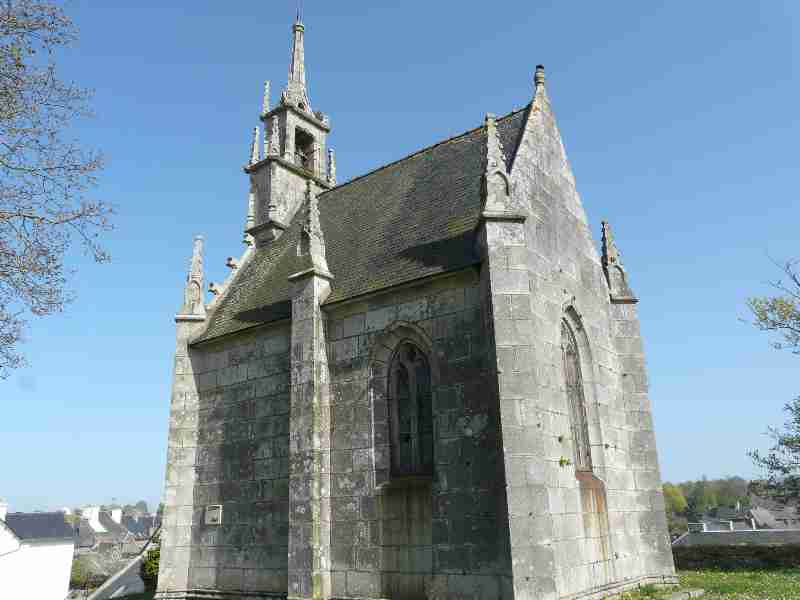 la chapelle du calvaire a la Roche Derrien
