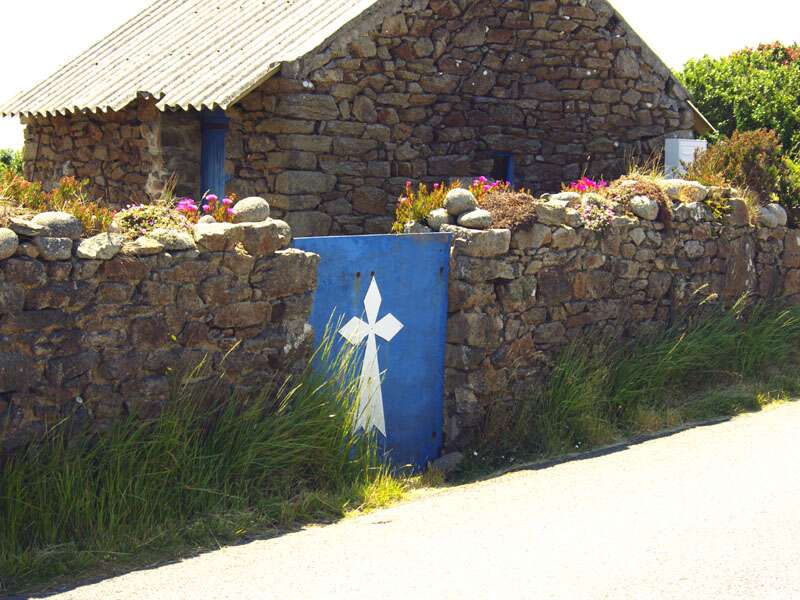 maison en pierre a Ouessant : portillon orne d’une hermine (photo : Michel Coatantiec)
