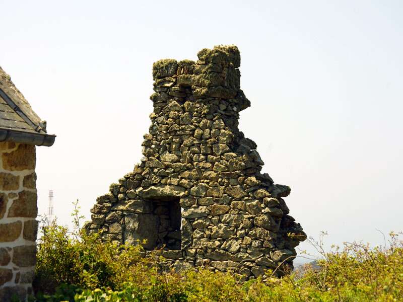 restes d’une ruine a Ouessant (photo : Michel Coatantiec)
