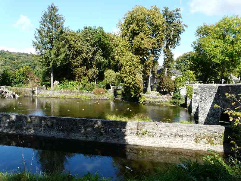 Le vieux pont de pierres a St Gelven
