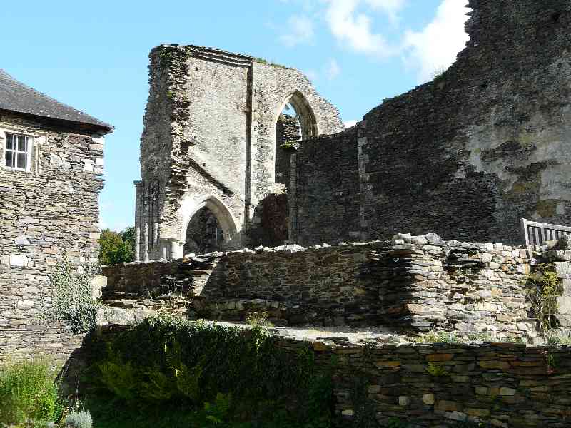 Vestiges a l’Abbaye de Bon Repos a St Gelven
