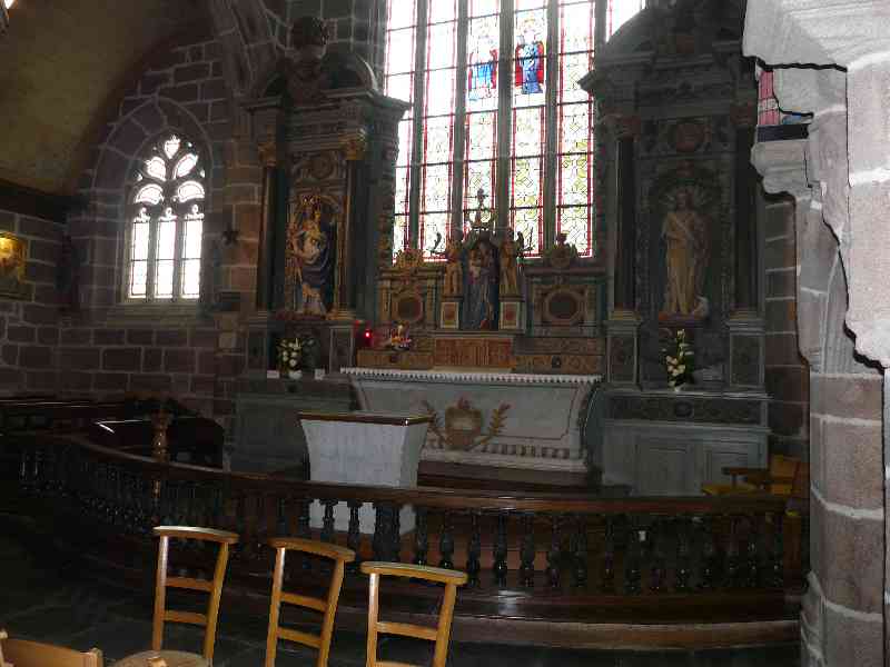 Autel et vitrail ,eglise St Jacques  Ploumanac’h ( 22)

