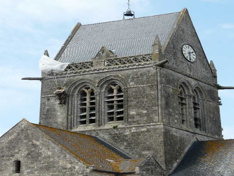 Soldat Americain rest accrocher au clocher de Ste Mre l’Eglise (manche)
